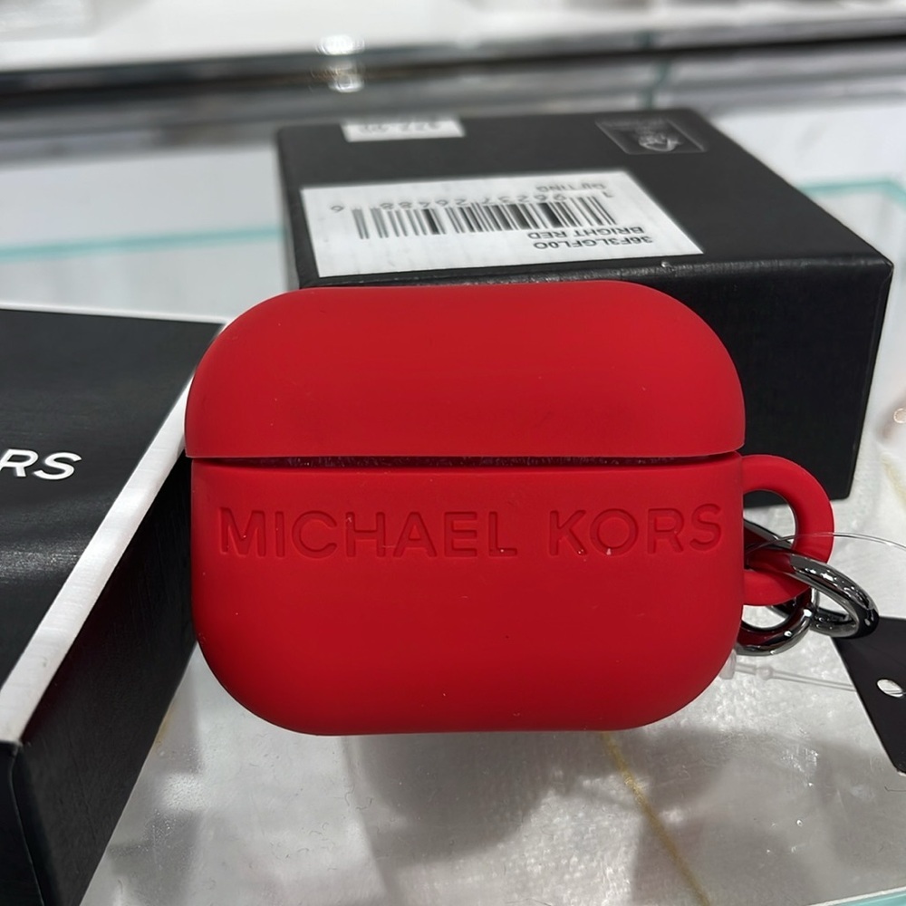 Michael Kors GIFTING
36F3LOFL0O BRIGHT RED SILICONEAI AIRPOD CASE BX